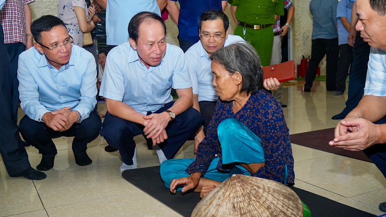 Bí thư Thành ủy Hải Phòng Lê Tiến Châu cùng các cấp, các ngành thăm hỏi, động viên người dân phải di dời khỏi các khu nhà nguy hiểm để tránh bão số 3.