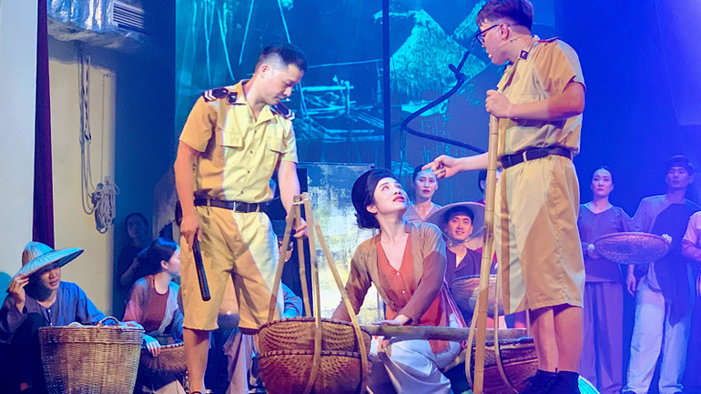 Một cảnh về đời sống lầm than của người lao động nghèo trước Cách mạng Tháng Tám. Một cảnh về đời sống lầm than của người lao động nghèo trước Cách mạng Tháng Tám.