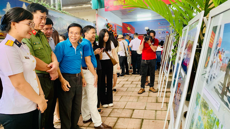 Đông đảo các cấp, các ngành, đơn vị và nhân dân hào hứng xem trưng bày ảnh.