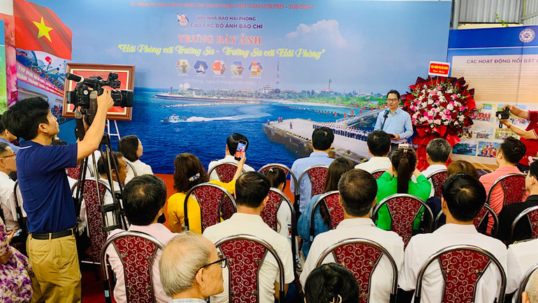 Quang cảnh khai mạc trưng bày ảnh “Hải Phòng với Trường Sa - Trường Sa với Hải Phòng”.