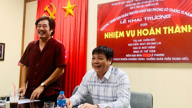 Đạo diễn, Nghệ sĩ ưu tú Bùi Như Lai trao đổi với ê-kíp sáng tạo về vở diễn.