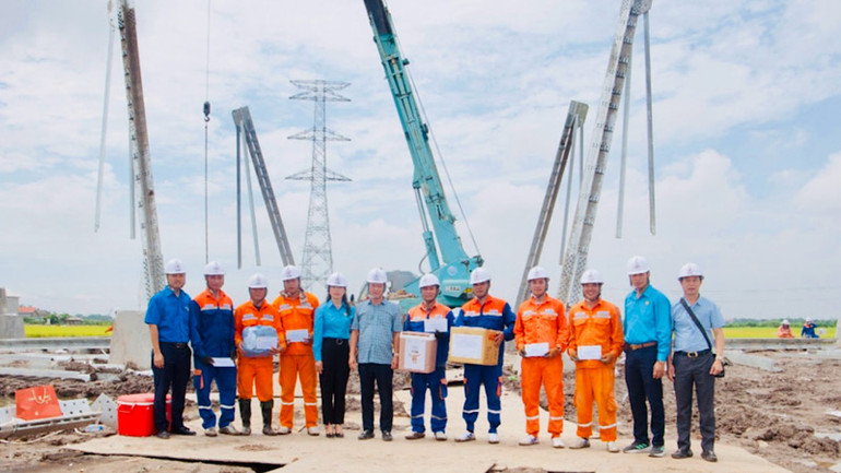 Lãnh đạo Công ty Điện lực Hải Phòng thăm hỏi, động viên Đội xung kích tham gia thi công Dự án đường dây 500kV mạch 3 tại công trường.