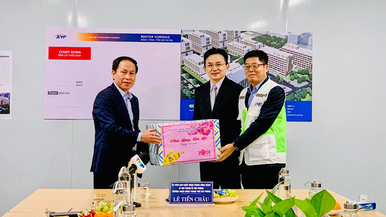 Bí thư Thành ủy Hải Phòng trao quà Tết tặng cán bộ, công nhân Công ty Pegatron Việt Nam.