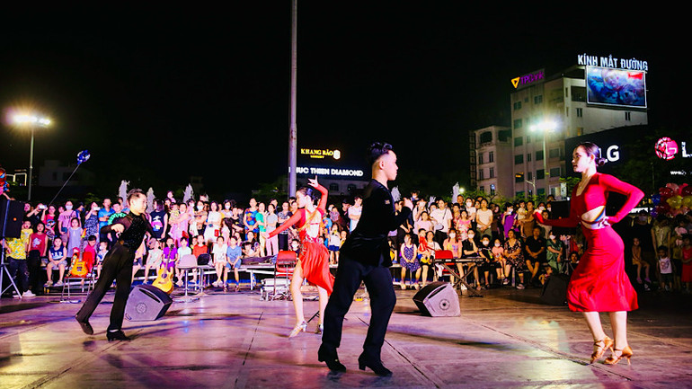 Biểu diễn nghệ thuật đường phố tại sân Cột cờ trung tâm thành phố Hải Phòng. Biểu diễn nghệ thuật đường phố tại sân Cột cờ trung tâm thành phố Hải Phòng.