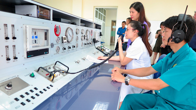 Vận hành buồng oxy cao áp điều trị các ca ngộ độc khí CO.