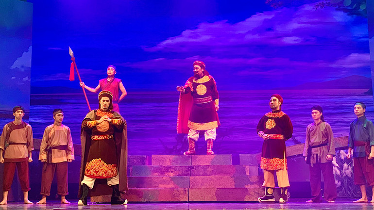 Một cảnh về chuẩn bị trận chiến trên Bạch Đằng giang trong vở diễn.