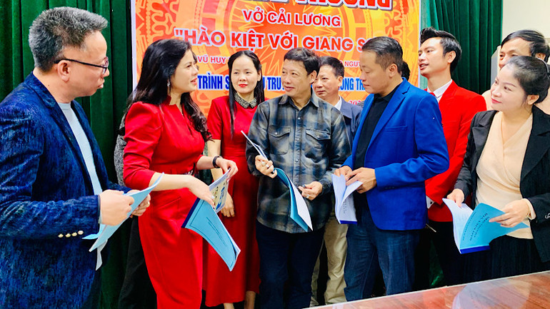 Lãnh đạo Sở Văn hóa-Thể thao Hải Phòng trao đổi với ê-kíp sáng tạo và các diễn viên về vở diễn.