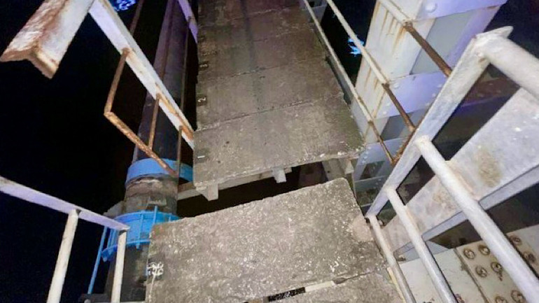 Thành và lan can cầu Tam Bạc cũng bị xô lệch, hư hỏng.