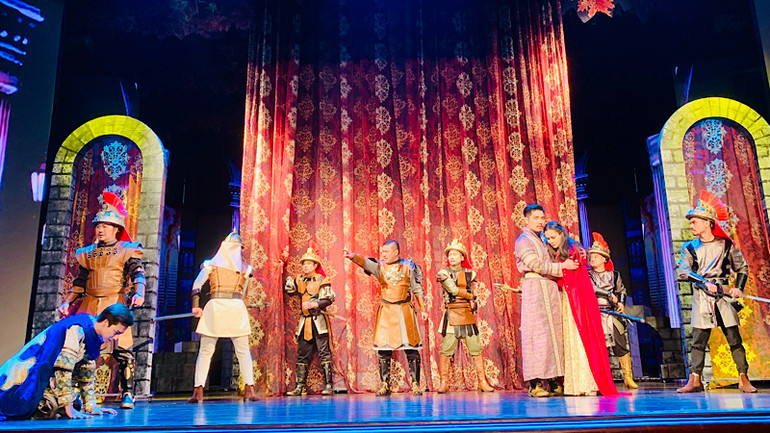 Từ một chiến binh anh hùng, Macbeth đã lún sâu trong tham vọng quyền lực. Từ một chiến binh anh hùng, Macbeth đã lún sâu trong tham vọng quyền lực.