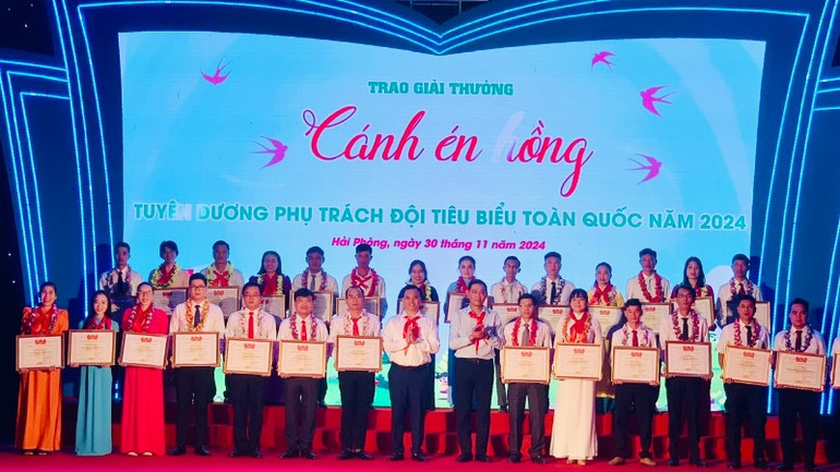 Trao Bằng khen tặng các phụ trách Đội tiêu biểu toàn quốc.