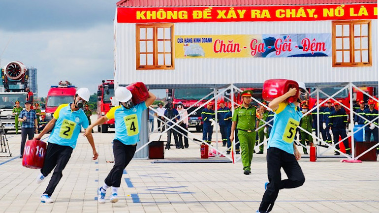 Các đơn vị tham gia phần thi cứu nạn, cứu hộ.