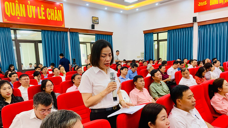 Cử tri quận Lê Chân đóng góp ý kiến với Quốc hội.