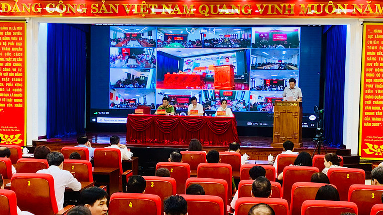 Các đại biểu Quốc hội thành phố Hải Phòng tiếp xúc trực tiếp với cử tri quận Lê Chân và được kết nối trực tuyến tới các phường.