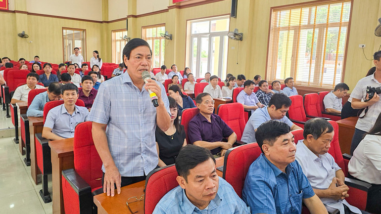 Cử tri huyện Tiên Lãng đóng góp ý kiến với các đại biểu Quốc hội.