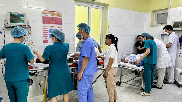 Các y bác sĩ Viện Y học Biển xử trí các trường hợp cấp cứu do ngộ độc khí CO.