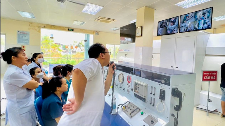 Điều trị bệnh nhân bị ngộ độc khí CO trong buồng oxy cao áp tại Viện Y học Biển Việt Nam.