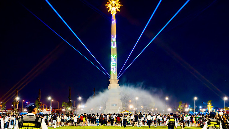 Quảng trường Hoàng gia châu Âu hấp dẫn đông đảo du khách.