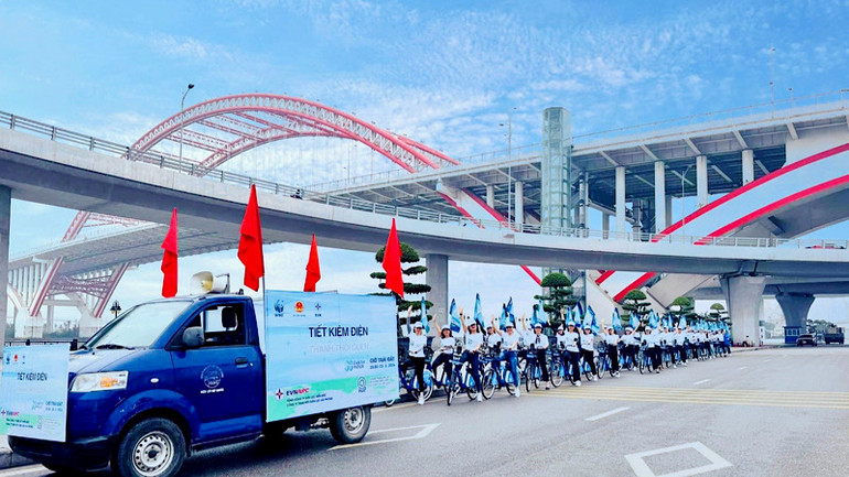 Tuyên truyền sử dụng tiết kiệm điện thường xuyên, liên tục. Tuyên truyền sử dụng tiết kiệm điện thường xuyên, liên tục.