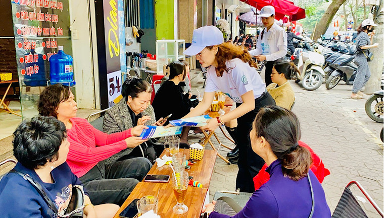 Nhân viên Điện lực Hải Phòng tuyên truyền, vận động các tầng lớp nhân dân thực hành tiết kiệm điện. Nhân viên Điện lực Hải Phòng tuyên truyền, vận động các tầng lớp nhân dân thực hành tiết kiệm điện.