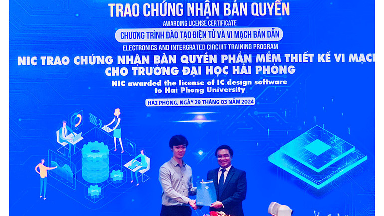 Trao chứng nhận Bản quyền phần mềm thiết kế vi mạch cho Trường Đại học Hải Phòng.