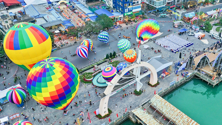 Ngày hội Khinh khí cầu trên đảo Cát Bà.