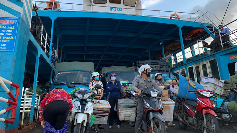 Trong thời gian cao điểm, lượng người và phương tiện khá đông đúc qua phà ra đảo Cát Bà.