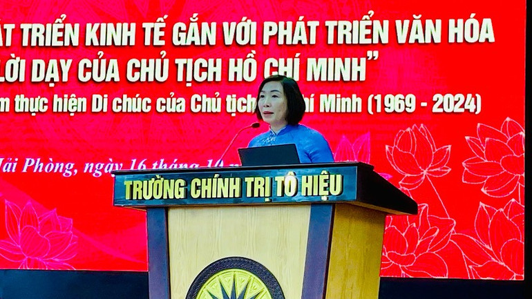 Trưởng Ban Tuyên giáo Thành ủy Hải Phòng phát biểu đề dẫn hội thảo.