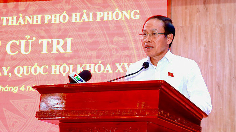 Đồng chí Lê Tiến Châu, Ủy viên Trung ương Đảng, Bí thư Thành ủy, Trưởng đoàn Đại biểu Quốc hội thành phố Hải Phòng chia sẻ tại cuộc tiếp xúc.