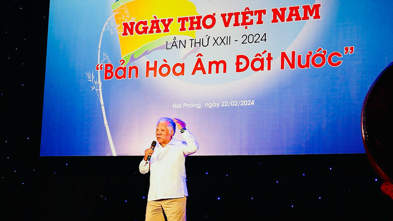 Nghệ sĩ Nhân dân Lê Chức trình diễn bài thơ "Nam quốc sơn hà" của Lý Thường Kiệt tại Ngày thơ Việt Nam.