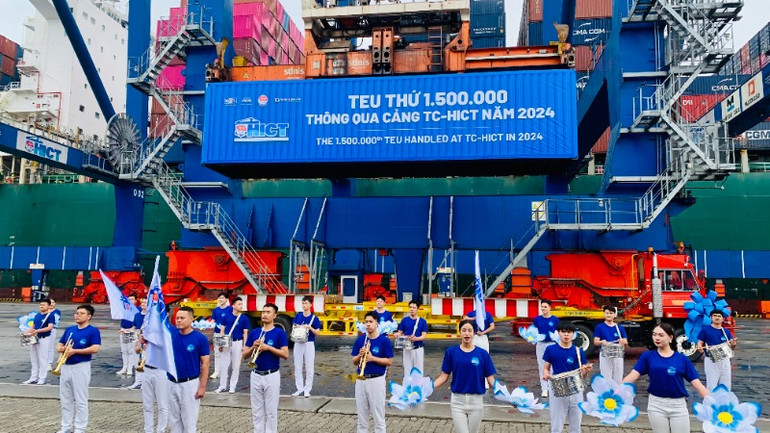 Container thứ 1,5 triệu thông qua cảng năm 2024 xếp dỡ từ tàu CMA CGM MISSISSIPI.