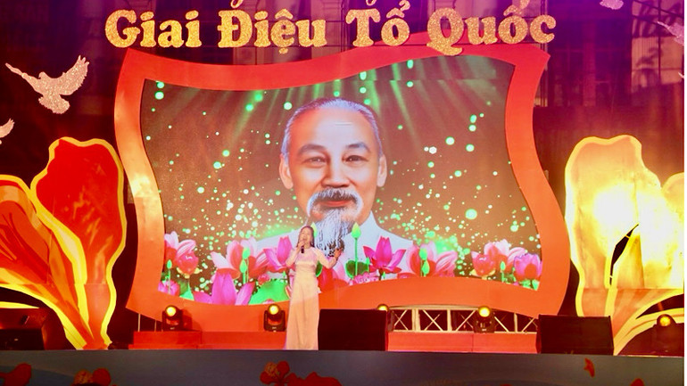 Tiết mục ca ngợi Chủ tịch Hồ Chí Minh.