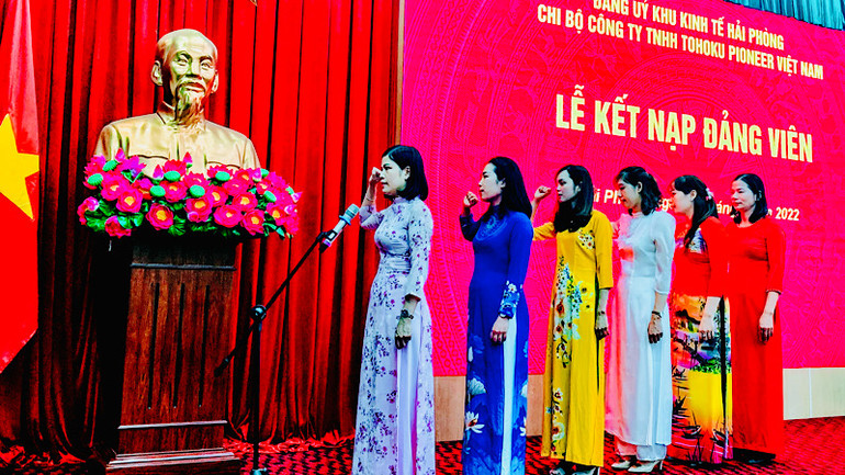 Các đảng viên mới tuyên thệ trong Lễ kết nạp đảng.