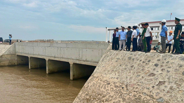 Lãnh đạo thành phố Hải Phòng kiểm tra các vị trí xung yếu trong phòng, chống bão số 3.