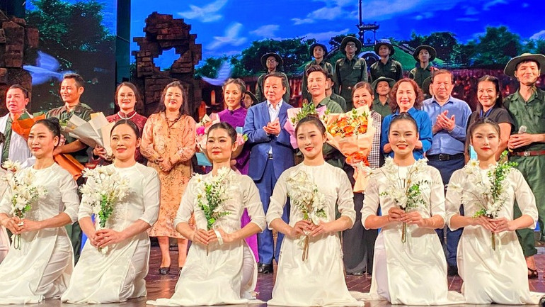 Các nghệ sĩ, diễn viên Đoàn Chèo Hải Phòng trình diễn vở "Mưa đỏ" tại Hà Nội.