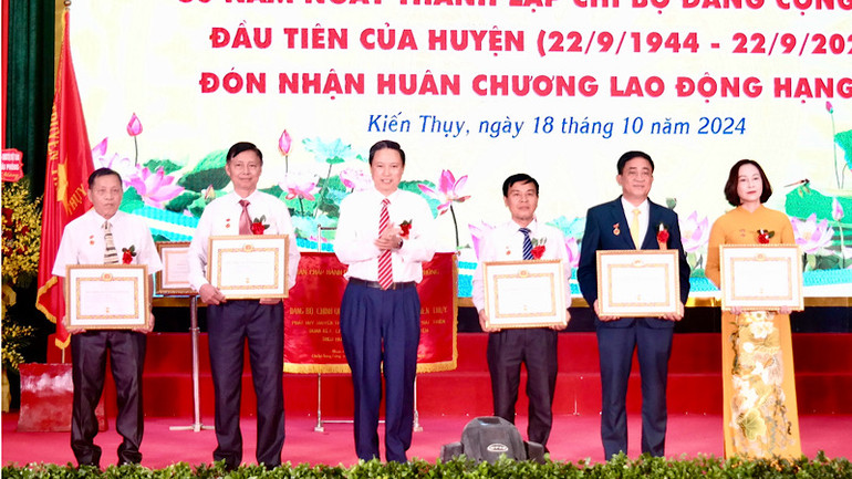 Trao Huy hiệu Đảng tặng các đảng viên.