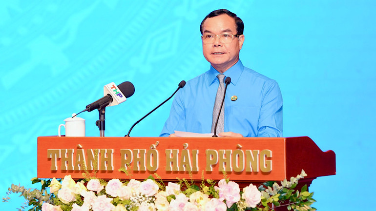 Chủ tịch Tổng Liên đoàn Lao động Việt Nam Nguyễn Đình Khang phát biểu tại hội nghị biểu dương.