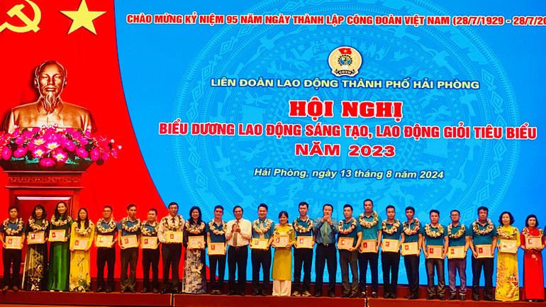 Lãnh đạo Ủy ban nhân dân và Liên đoàn Lao động thành phố biểu dương, vinh danh các tấm gương lao động sáng tạo, lao động giỏi tiêu biểu.
