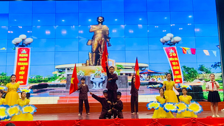 Tiết mục kể chuyện về Anh hùng Phạm Ngọc Đa. Tiết mục kể chuyện về Anh hùng Phạm Ngọc Đa.