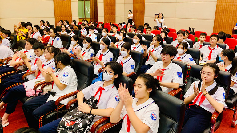 Đông đảo học sinh các trường học trên địa bàn thành phố tham dự và cổ vũ cuộc thi. Đông đảo học sinh các trường học trên địa bàn thành phố tham dự và cổ vũ cuộc thi.
