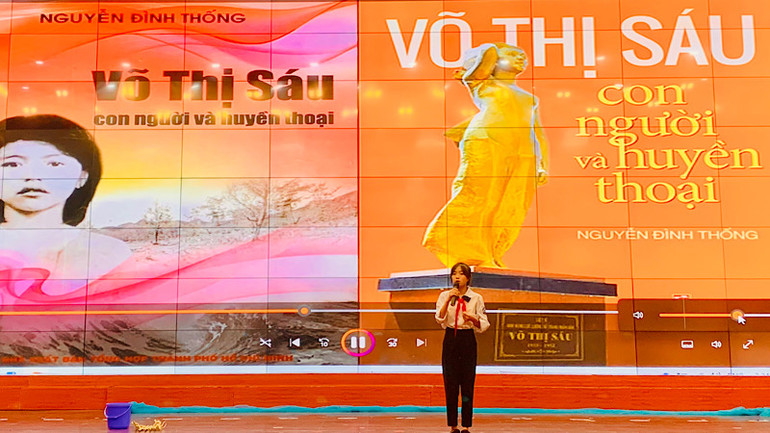 Tiết mục kể chuyện về anh hùng Võ Thị Sáu. Tiết mục kể chuyện về anh hùng Võ Thị Sáu.