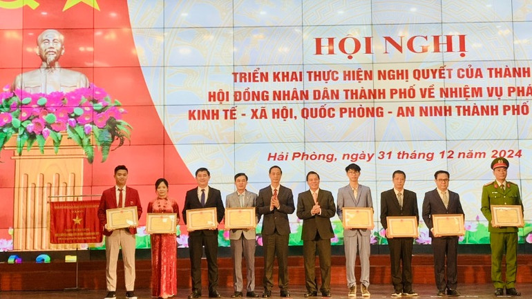 Thành phố trao danh hiệu "Gương mặt tiêu biểu thành phố" tặng các cá nhân. Thành phố trao danh hiệu "Gương mặt tiêu biểu thành phố" tặng các cá nhân.