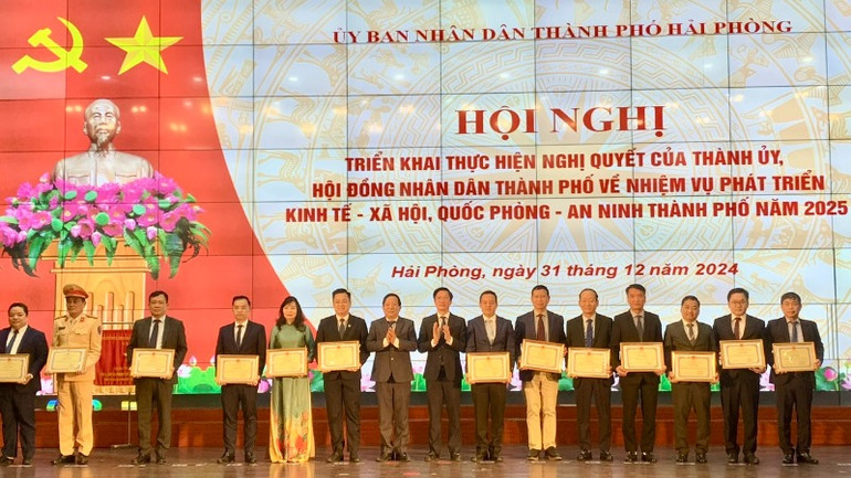 Các tập thể và cá nhân xuất sắc được Chủ tịch thành phố Hải Phòng tặng Bằng khen. Các tập thể và cá nhân xuất sắc được Chủ tịch thành phố Hải Phòng tặng Bằng khen.