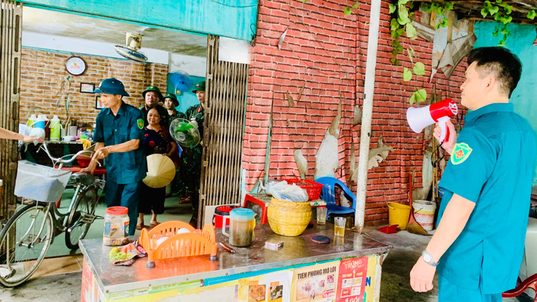 Phường Vạn Mỹ (quận Ngô Quyền) cùng các đơn vị quân đội giúp người dân tại các chung cư cũ di chuyển đến nơi an toàn tránh trú bão số 3.