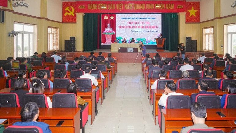 Quang cảnh tiếp xúc cử tri tại huyện Tiên Lãng.