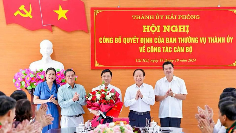 Lãnh đạo thành phố Hải Phòng trao Quyết định và chúc mừng tân Bí thư Huyện ủy Cát Hải. Lãnh đạo thành phố Hải Phòng trao Quyết định và chúc mừng tân Bí thư Huyện ủy Cát Hải.