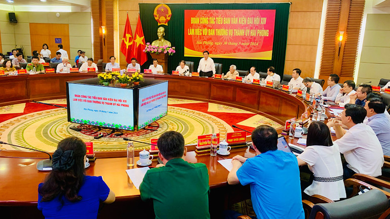 Quang cảnh buổi làm việc của Đoàn công tác Tiểu ban Văn kiện Đại hội XIV làm việc với Ban Thường vụ Thành ủy Hải Phòng.