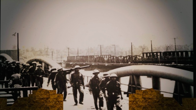 Một cảnh chiếu tư liệu trong vở diễn.