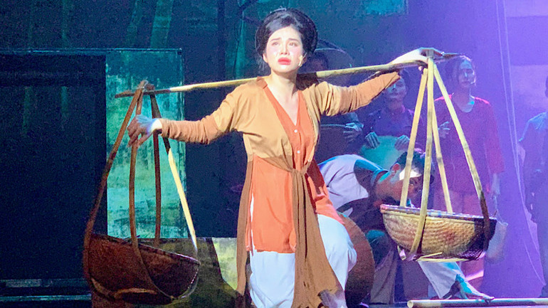 Thân phận người con gái thôn quê Tám Bính trên sân khấu. Thân phận người con gái thôn quê Tám Bính trên sân khấu.