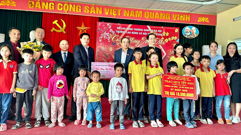 Trao quà tặng các cháu đang được nuôi dưỡng tại Trường Lao động xã hội Thanh Xuân.