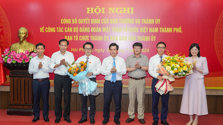 Các đơn vị tặng hoa các cán bộ mới được điều động, bổ nhiệm. Các đơn vị tặng hoa các cán bộ mới được điều động, bổ nhiệm.